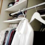 Jak usunąć olej z posadzki garażu – skuteczność i bezpieczeństwo